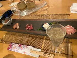 栗の渋皮煮、ニジマスの燻製、ローストビーフ、クリームチーズ、生ハムと、食前酒の梅酒