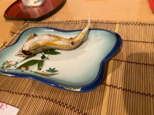 うねうねしてお皿から出ていきそうな鮎の塩焼き