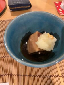 角煮のお皿。白いふわふわしたものと辛子も乗ってるよ