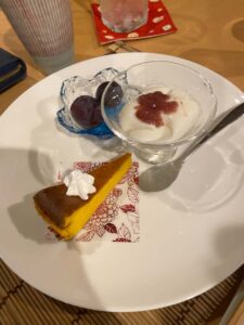 かぼちゃのケーキ、ぶどう、パンナコッタのプレート