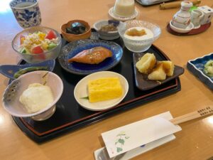 お魚、冷奴、卵焼き、蕎麦がき、ヨーグルト、お漬物、いんげんの胡麻和え、サラダなどなど