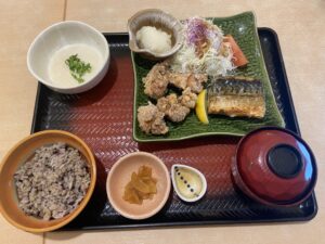 定食の画像　ドレッシングは既にかけた後
