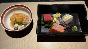 丸い深皿に入った南京まんじゅうと、四角いお皿に盛られたおつくり。