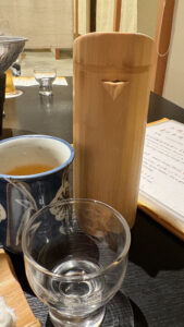 竹の口付き徳利と、ガラスのおちょこ。熱いお茶もあります。