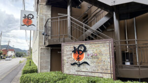 道路に面した建物に「栂の季」の看板がかかっている。