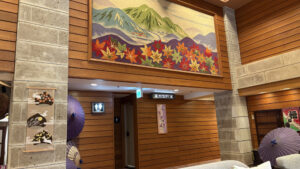 ラウンジの上部に飾られた、山ともみじの絵。