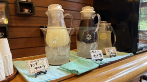 フリードリンク。左から「ゆずはちみつ」「つめたーい麦茶」「鬼怒川のおいしい冷水」