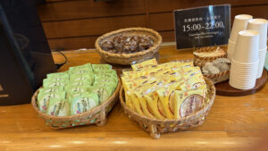 お茶菓子。奥に温泉まんじゅう。手前は左から「きぬの清流」、「日光甚五郎煎餅」。