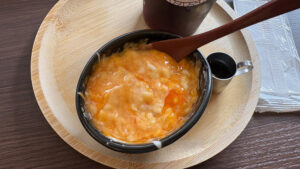  極☆生ぷりん。軽く混ぜられ、全体的に黄色くなっている。