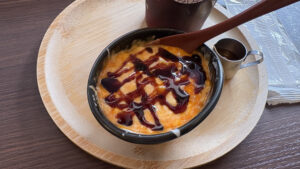 極☆生ぷりん。軽く混ぜられ、全体的に黄色くなった上に、カラメルソースがゆるい格子状にかかっている