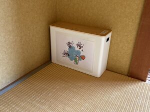 虫のイラストが描かれた謎のボックス。