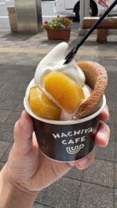 バウムクーヘンがソフトクリームを横からくるむような形で、「HACHIYA CAFE」と書かれたカップに入っています。ソフトクリームの上には黄色い栗。