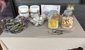 ドッグマルシェ。おもちゃが数種と、おやつ二種。