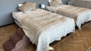 ベッドのそばにはペット用のステップも。