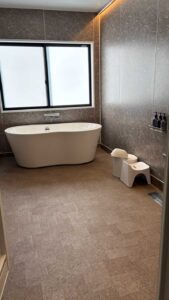 お風呂。洗い場に入ってから湯船までが10歩くらいある。