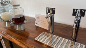 奥からカルピス、お茶、ハイボール、ビールのサーバー。