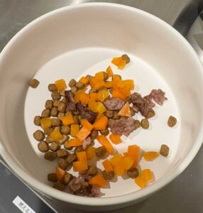 カリカリとにんじんとステーキが細かく刻まれている。お皿がでかい