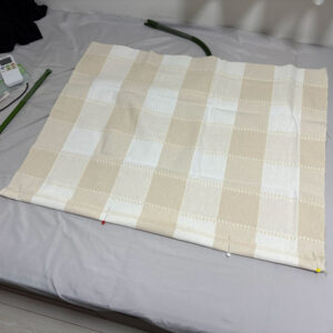 布の端3cmを折ってまち針を刺した布